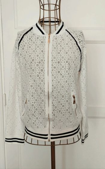 🤍 Veste Blanche Légère en Dentelle à Rayures Noires – Taille L/40 – Très Bon État