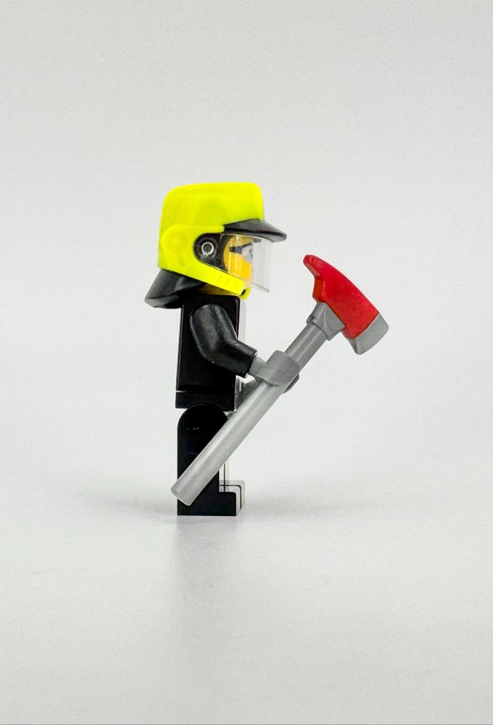 Lego Figurines City : Femme Pompier / Femme du Feu munie de sa hâche emblématique - NEUF - photo numéro 4