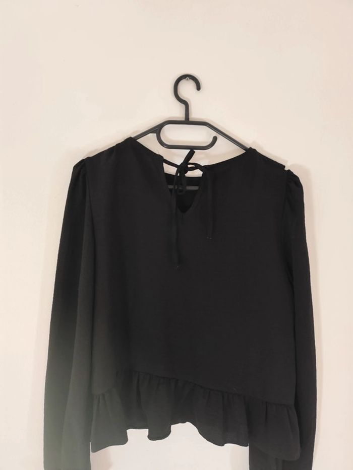 Blouse noire ras de cou froufrous - photo numéro 4