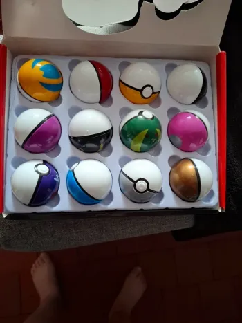 Magnifique lot de  12 pokeball neuve