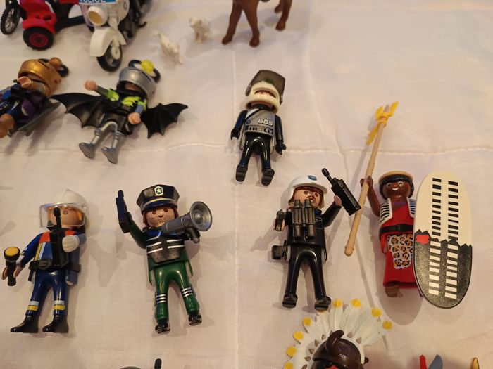 Playmobil ensemble d'environ 20 personnages et accessoires - photo numéro 5