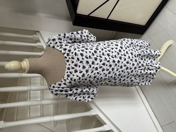 Robe Etam blanche à fleurs bleues marines et roses