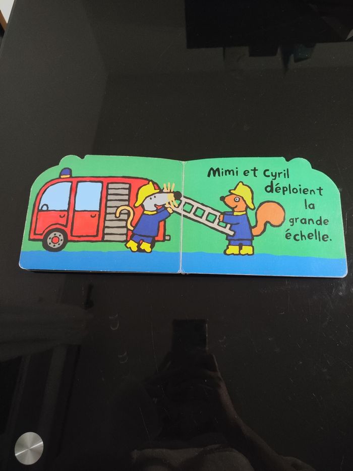 Livre Hector le chien et mon camion de pompier avec mimi - photo numéro 4