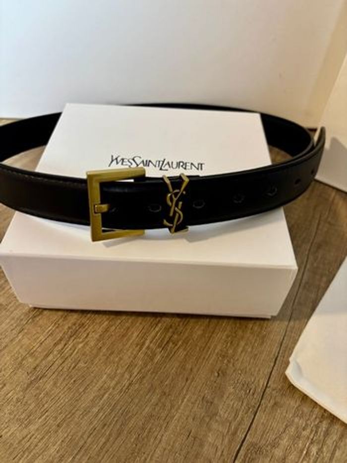 Ceinture Yves Saint Laurent cuir noir 100 cm – boucle dorée
