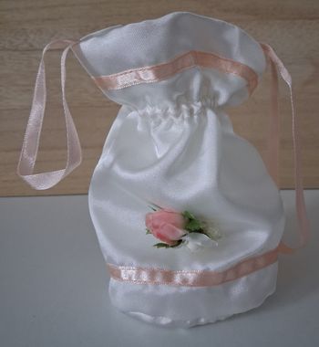 Pochette satinée blanche à petites fleurs