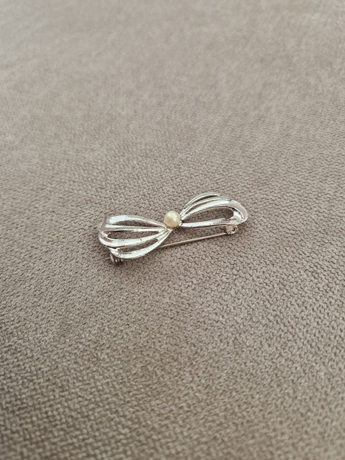 Broche vintage argenté motif noeud avec sa perle - photo numéro 6
