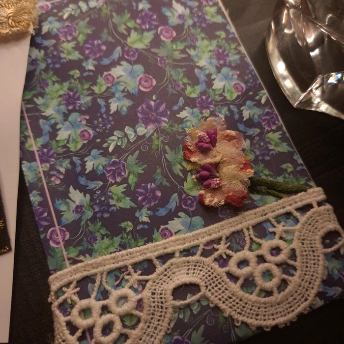 Boucles d'oreilles pendante en résine noir doré - photo numéro 4