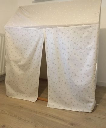 Cabane enfant avec toile étoiles et pois beige