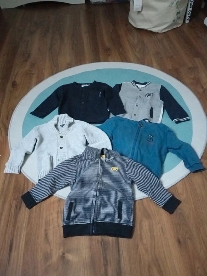 Lot 5 gilets 18 mois