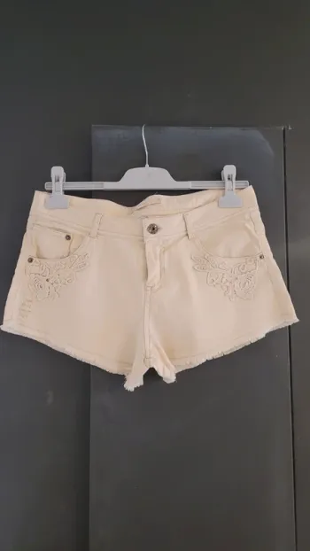 Short en jean jaune pâle frange et broderies