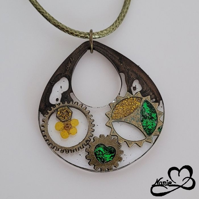 Pendentif transparent avec des engrenages et des paillettes vertes - photo numéro 3