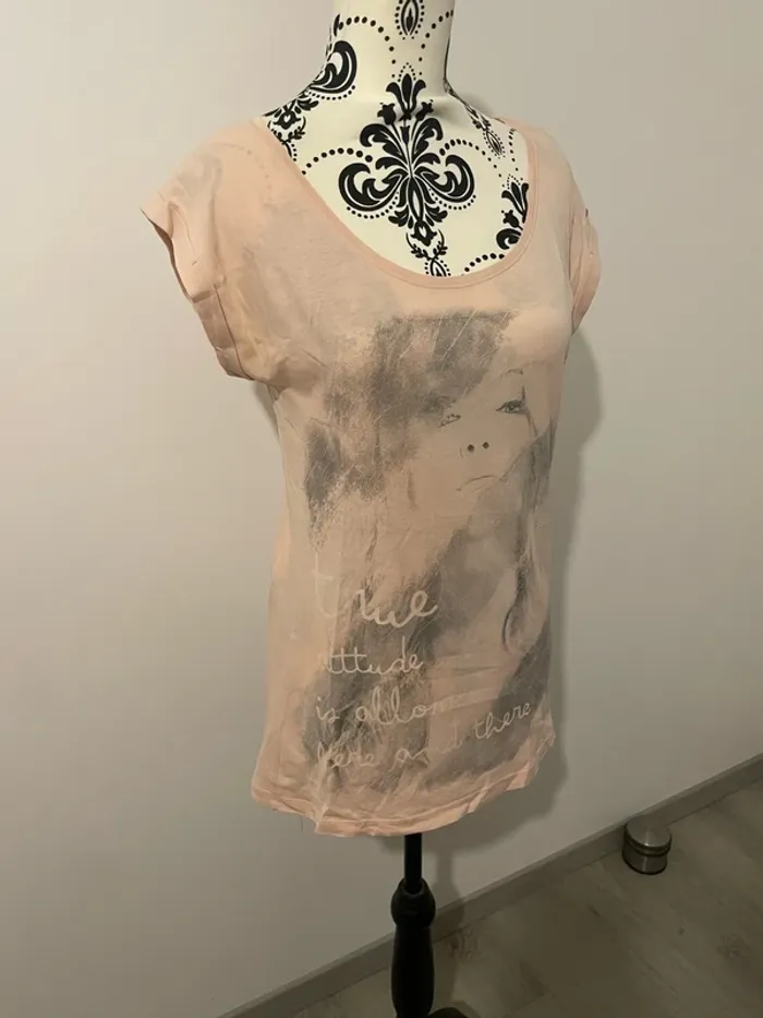 T-shirt à manches courtes col rond décolleté rose à motifs gris Only taille M - photo numéro 2