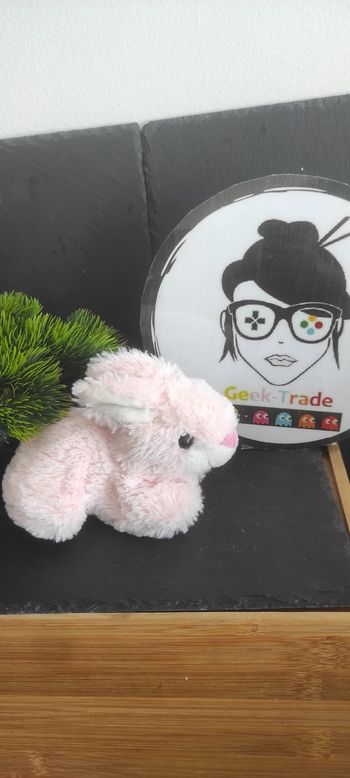 petite peluche lapin rose blanc couché bille marron noir triangle ancien Vintage