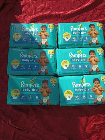 Lot de six paquets couches  bébé jetables Pampers baby-dry T 2  taille 2(4-8kg)