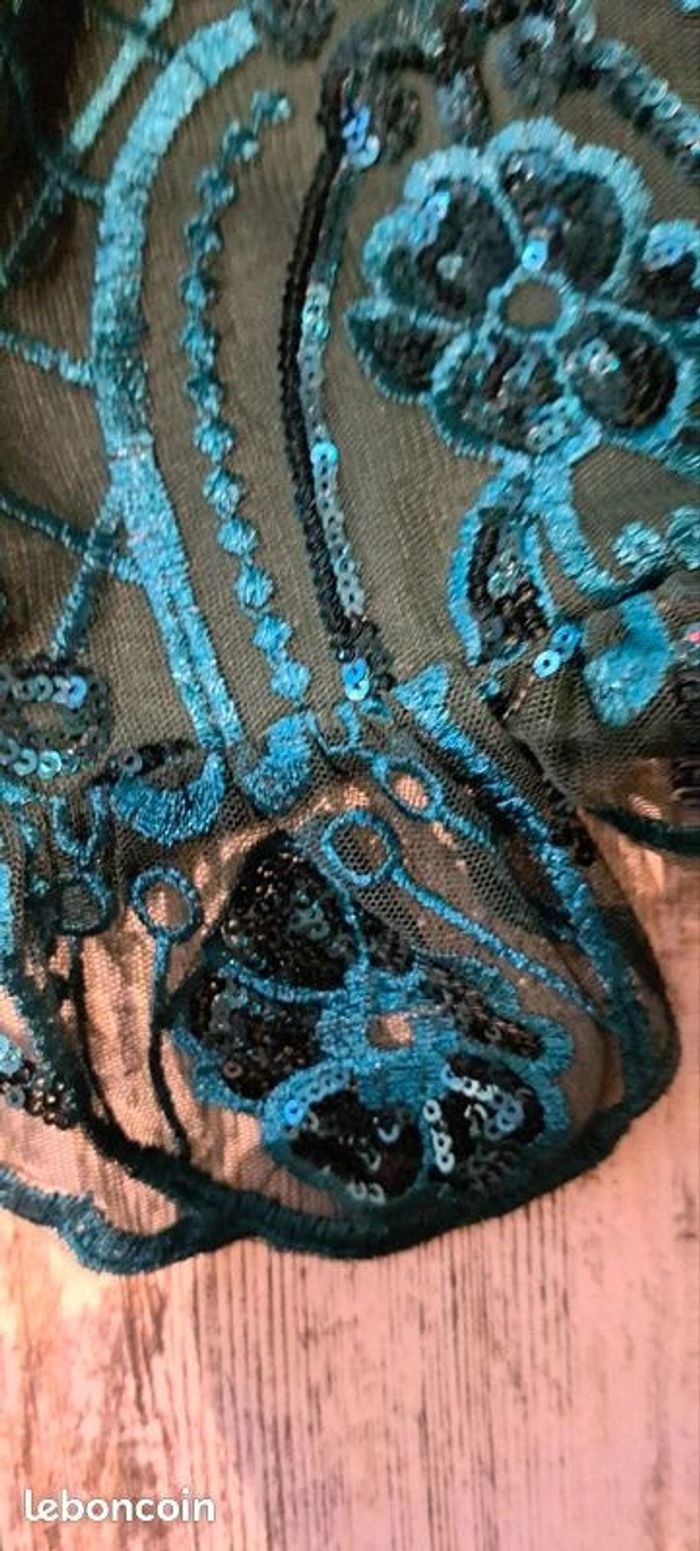 Robe moulante vert émeraude à sequins et ourlet dentelle volanté - photo numéro 4