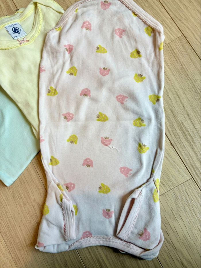 3 bodies manches courtes Petit Bateau 12 mois - photo numéro 4