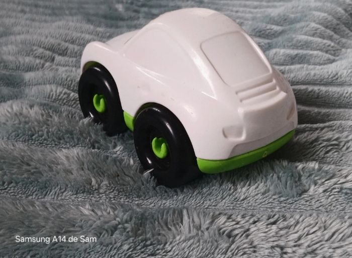 Voiture en plastique - photo numéro 2