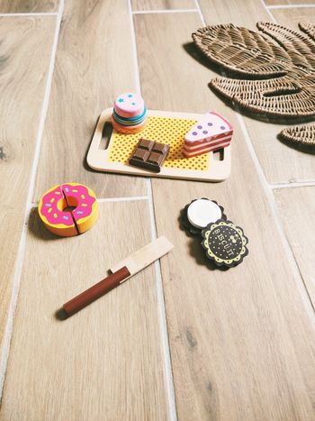 🍩 Dinette en bois avec plateau et diverses pâtisseries et gâteaux 
