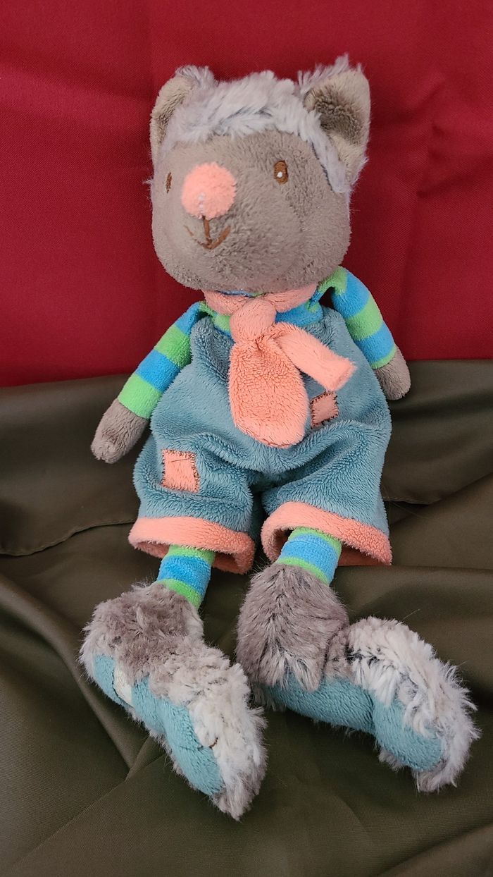 Peluche Wolfy loup BUKOWSKI gris salopette bleu vert 25 cm - photo numéro 2