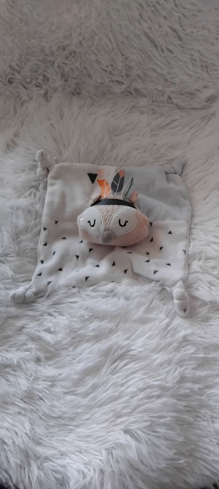 Doudou carré plat renard indien- blanc ,triangles , Spilec