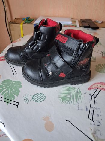 Une paire de bottines cars pour garçon taille 25
