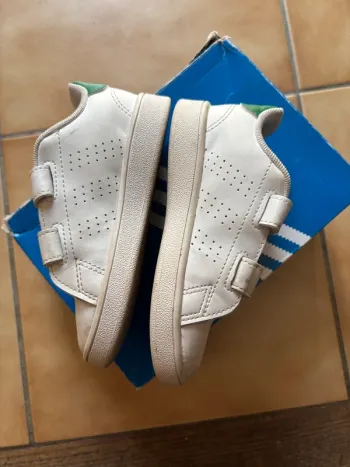 Belle paire de baskets blanches Adidas T. 24 mixte TBE
