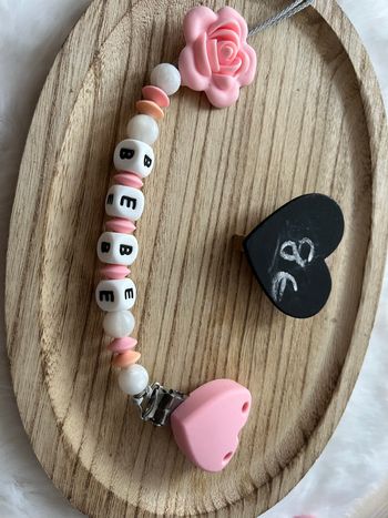 Attacher tétine personnalisé