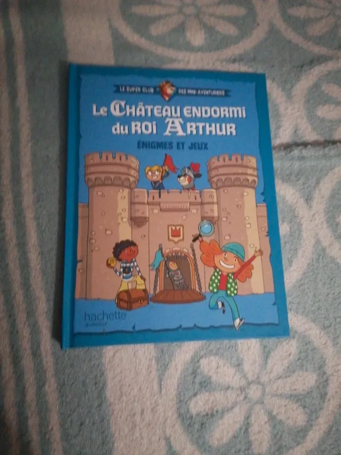 Livre neuf Le château endormi du roi Arthur Hachette jeunesse