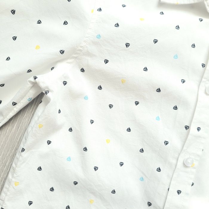 Chemise blanc cassé à motif bateaux. Garçon 8 ans. Marque Kiabi - photo numéro 2