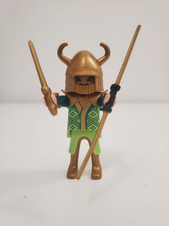 Playmobil Médiéval un Samouraï Guerrier avec casque, épée, sabres très bon état