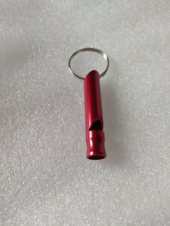 Sifflet rouge porte clé