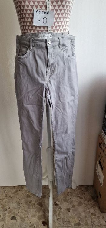 Jean, gris, taille standard, forme slim, en très très bon état, en coton & elasthanne