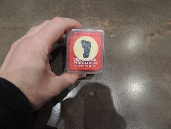 Perforatrice en forme de pied