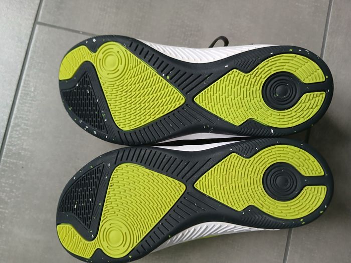 Baskets Decathlon T.35 futsal - photo numéro 2