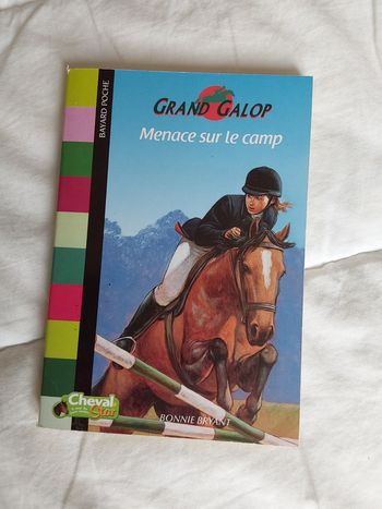 Livre enfant titre Grand galop Menace sur le camp