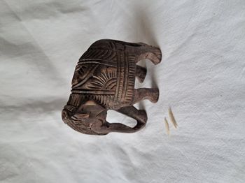 Statuette éléphant en bois gravé Hauteur 8 cm Neuve