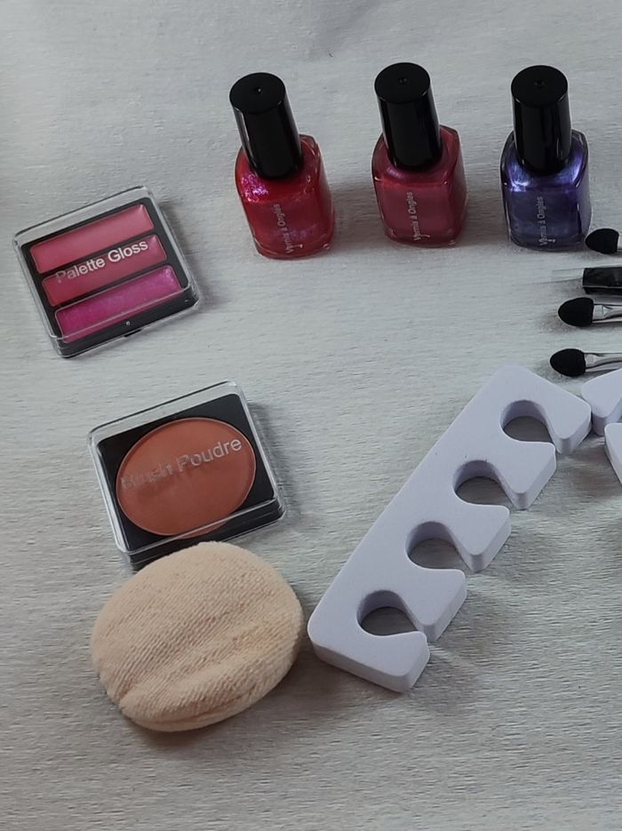 Lot de produits maquillage et accessoires - Neuf - photo numéro 2