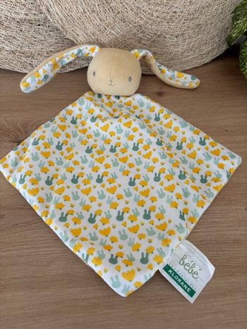 Neuf doudou plat lapin fleurs jaune vert klorane bébé