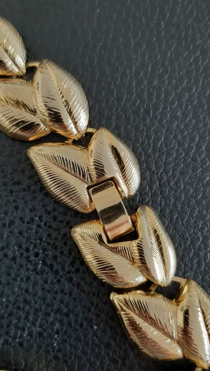 Superbe parure collier, bracelet et boucles d'oreilles assortis motif feuilles en métal doré. - photo numéro 7