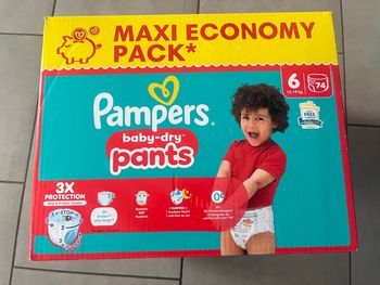 Un carton de couches Pampers, maxi, économie pack