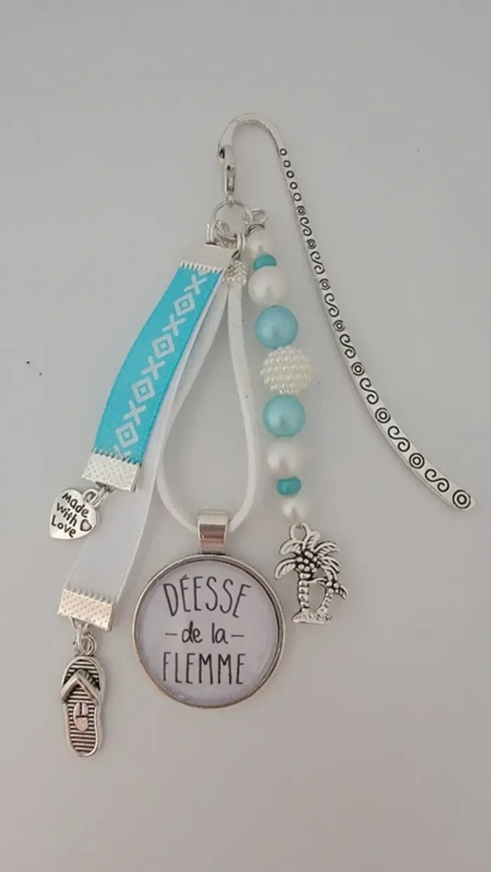 Cadeau humour, bijoux de sac ou marque page " déesse de la flemme"