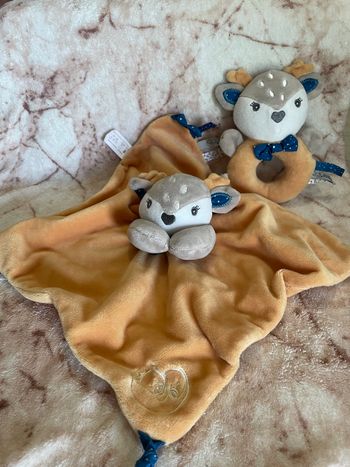 Doudou plat Renne Biche Faon jaune moutarde bleu beige et son hochet Dodo D’amour