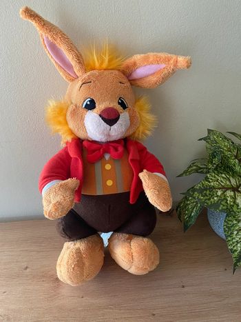 Doudou peluche lapin onesime marron veste rouge bandai