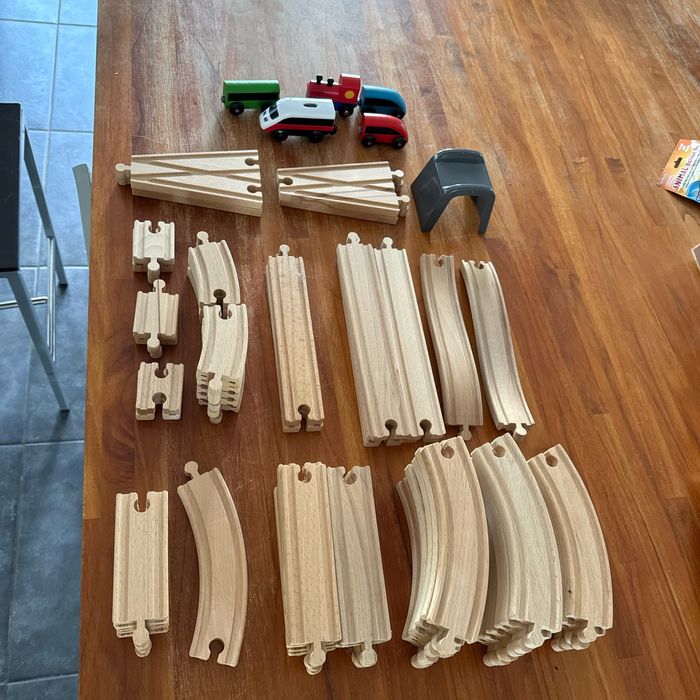 IKEA, circuit en bois, nombreuses pièces plus locomotive