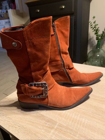 Bottines couleur rouille  p37.5. En cuir  25€