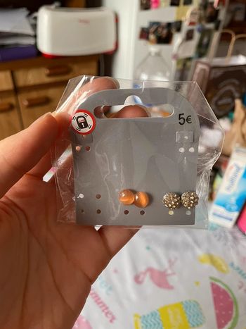 Lot de deux paires de boucles d’oreilles.