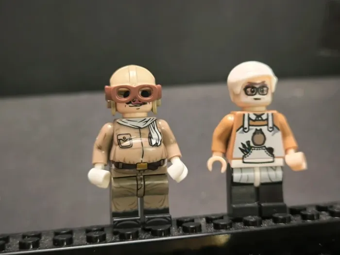 Figurine type lego hayao miyazaki et Porco Rosso - photo numéro 5