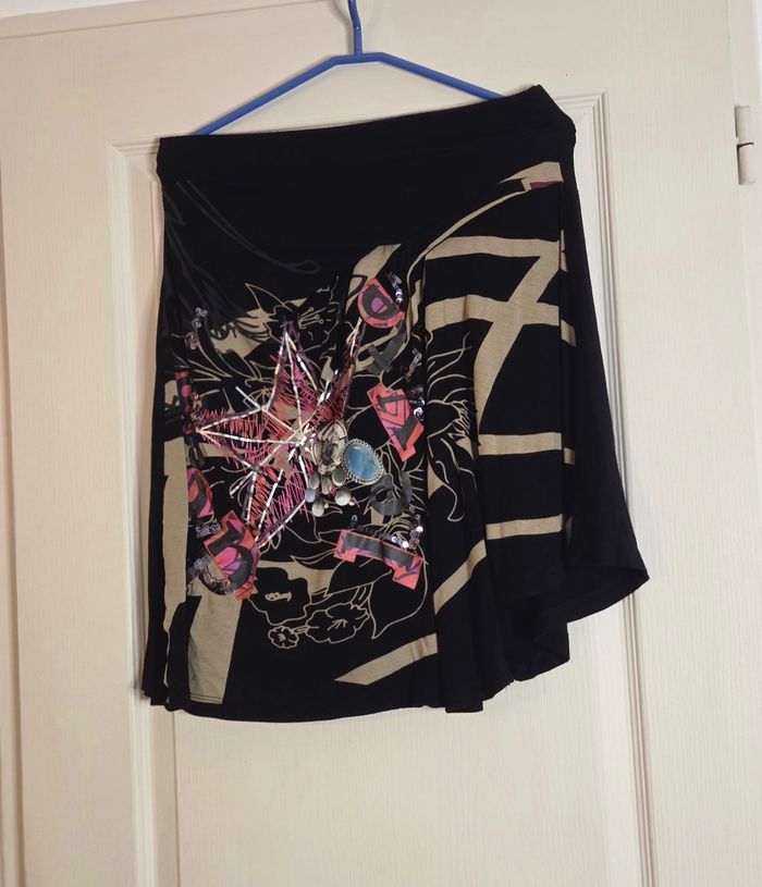 Jupe Desigual T.36/38 – coupe asymétrique – noir & beige motifs bijoux – style bohème chicl - photo numéro 5