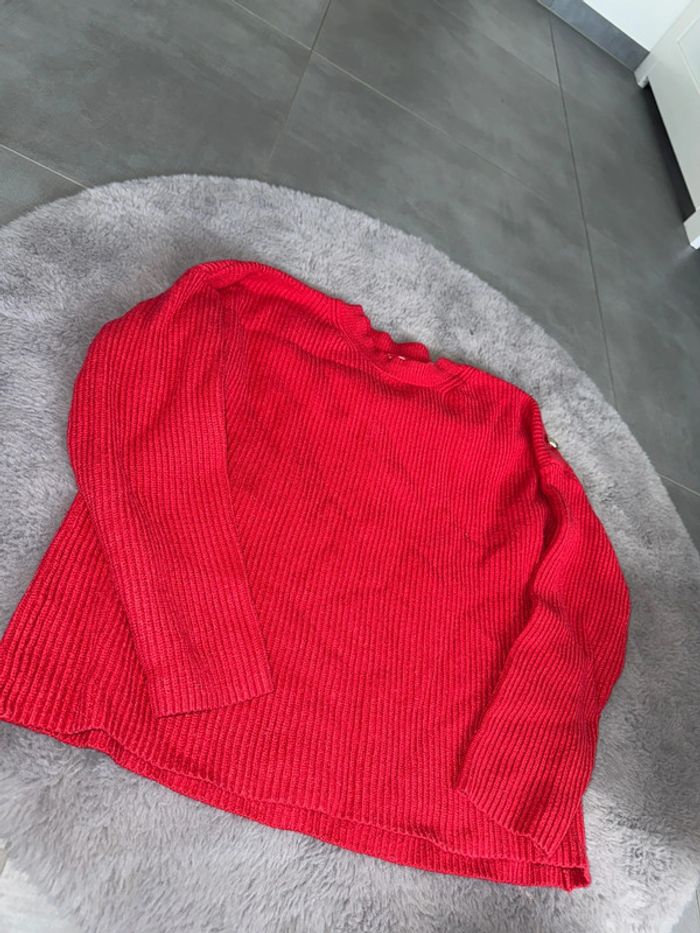 Pull rouge taille m bonne etat - photo numéro 2
