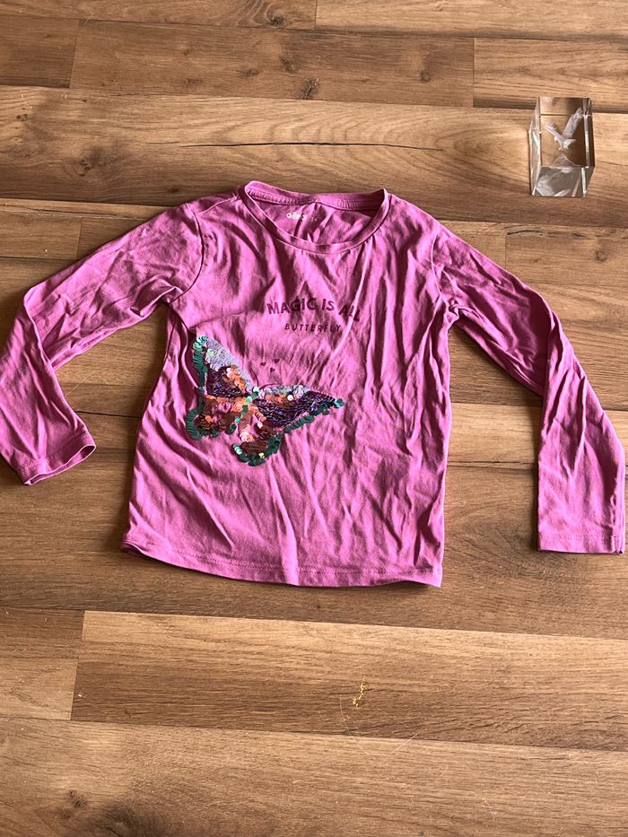 Je vend un haut manche longue fille 4 ans très bon état